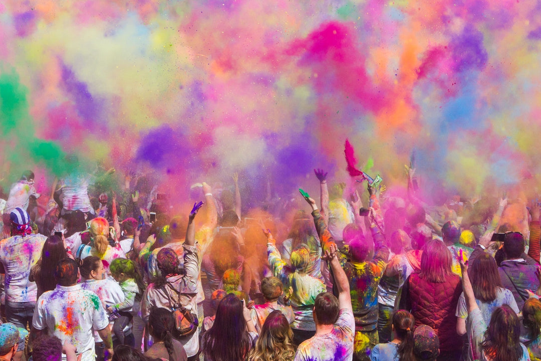 Crowd with throwing powder at the Holi festival